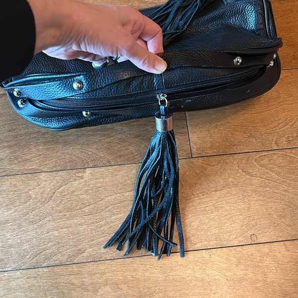 Chunky leather half moon handbag - Picture 4 of 9